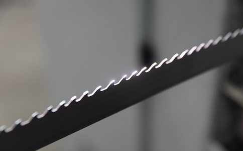 黔东南双金属带锯条产生切削噪音的原因具体有哪些？